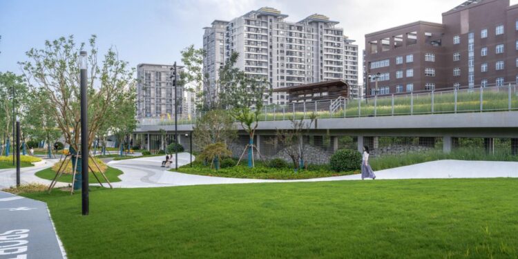 Gallery of Transforming Urban Spaces: How to Reintegrate Large-Scale ...